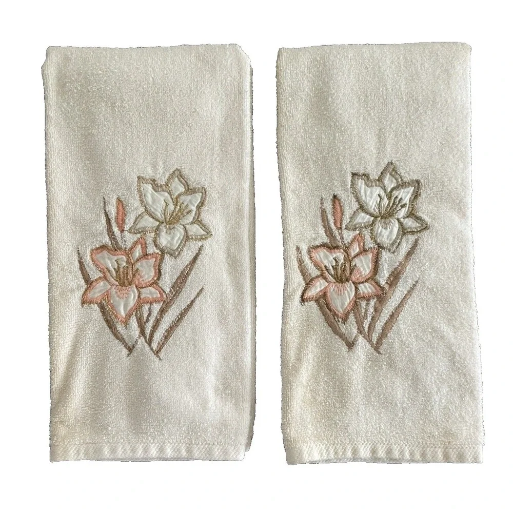 Set of 2 Vintage Cream Color Embroidered Applique Flowers‎ Hand Towels